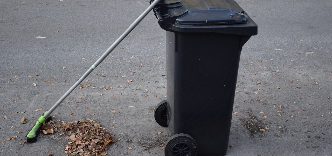 ukrycie śmietnika w ogrodzie