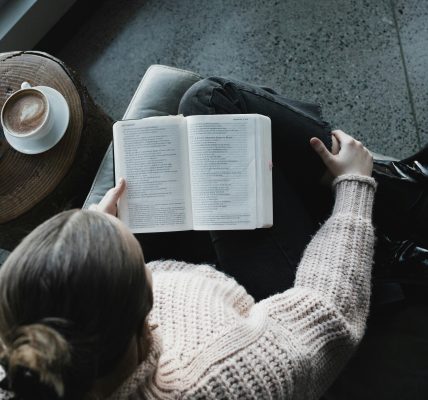 jak zaaranżować kącik do czytania w domu