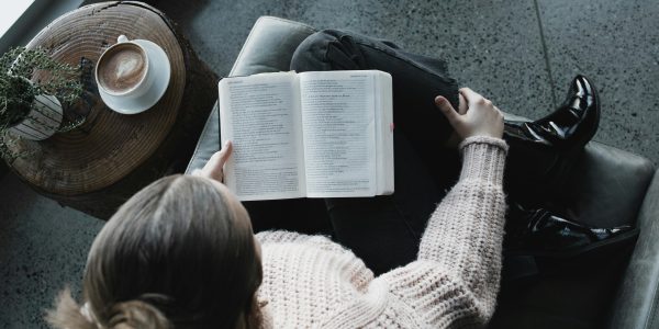 jak zaaranżować kącik do czytania w domu