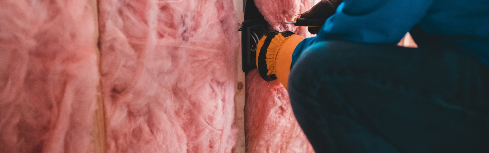 Układanie wełny mineralnej