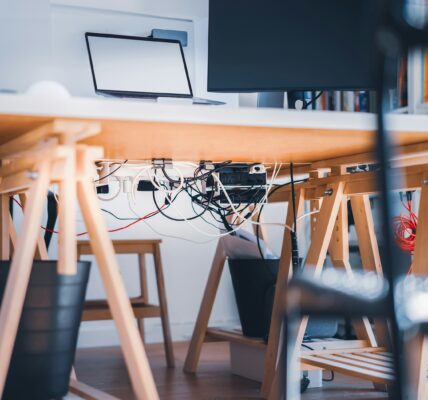 Przewody ukryte pod biurkiem