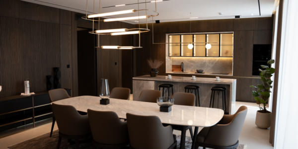 Nowoczesny salon z jadalnią w luksusowym apartamencie