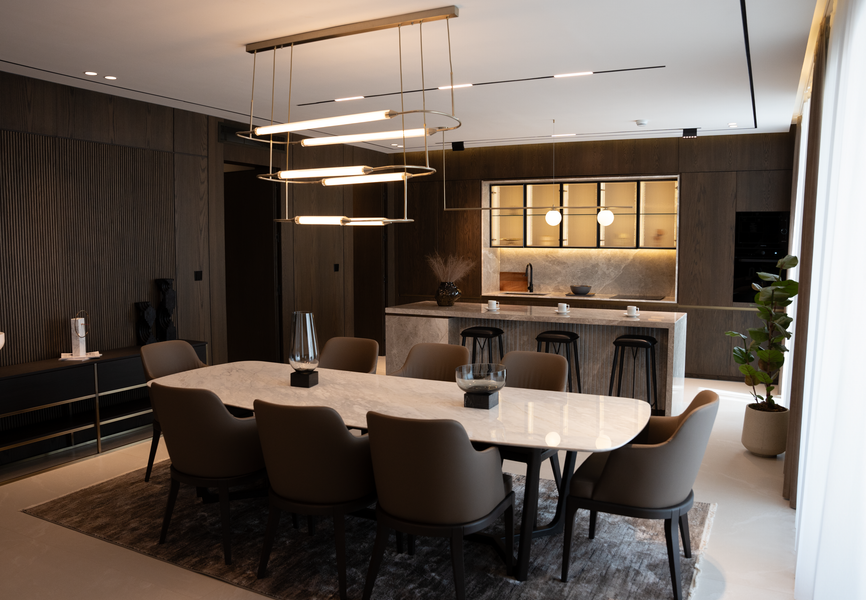 Nowoczesny salon z jadalnią w luksusowym apartamencie