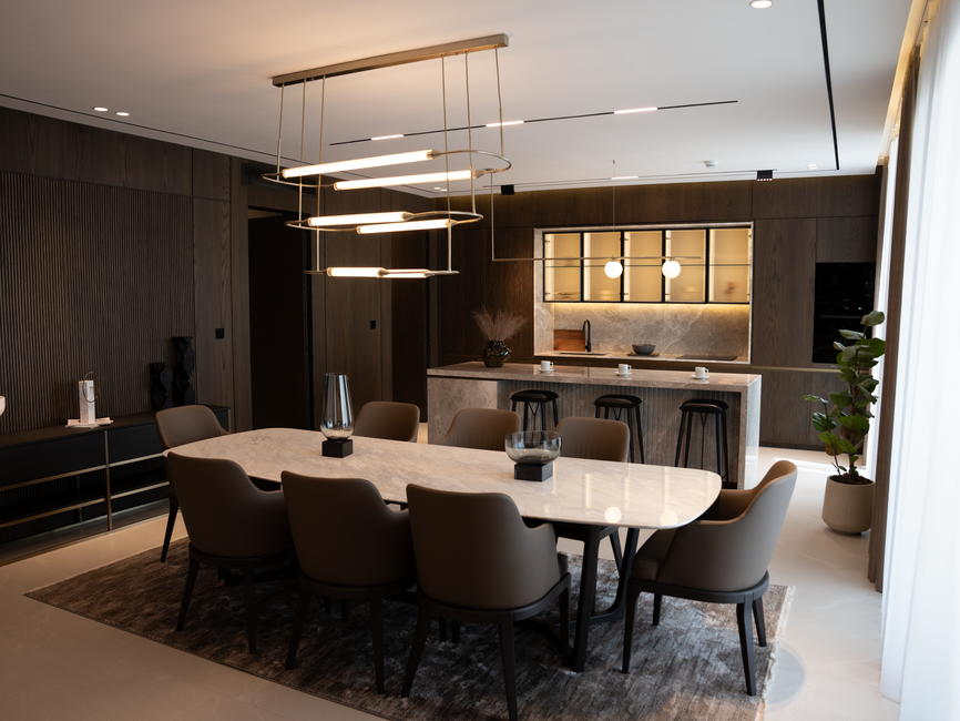 Nowoczesny salon z jadalnią w luksusowym apartamencie