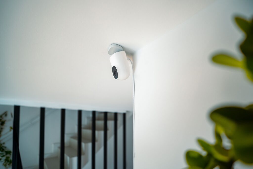 kamera monitoringu zainstalowana pod sufitem w mieszkaniu