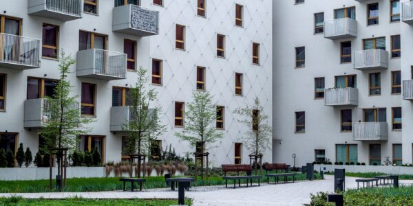 Widok z dołu na blok mieszkalny